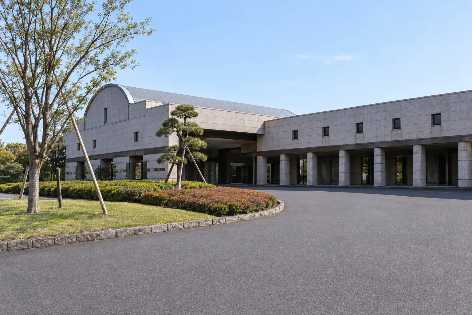 茅ヶ崎市斎場の外観。横に長い低層の建物と車寄せ(イメージ)